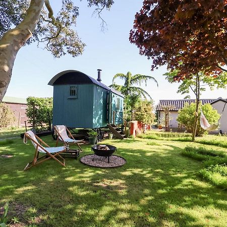 Shepherds Hut At The Hollies Vila Woodbridge Exterior foto