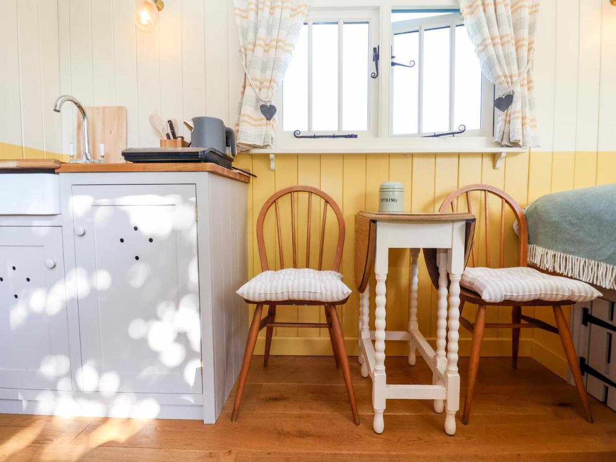 Shepherds Hut At The Hollies Vila Woodbridge Exterior foto