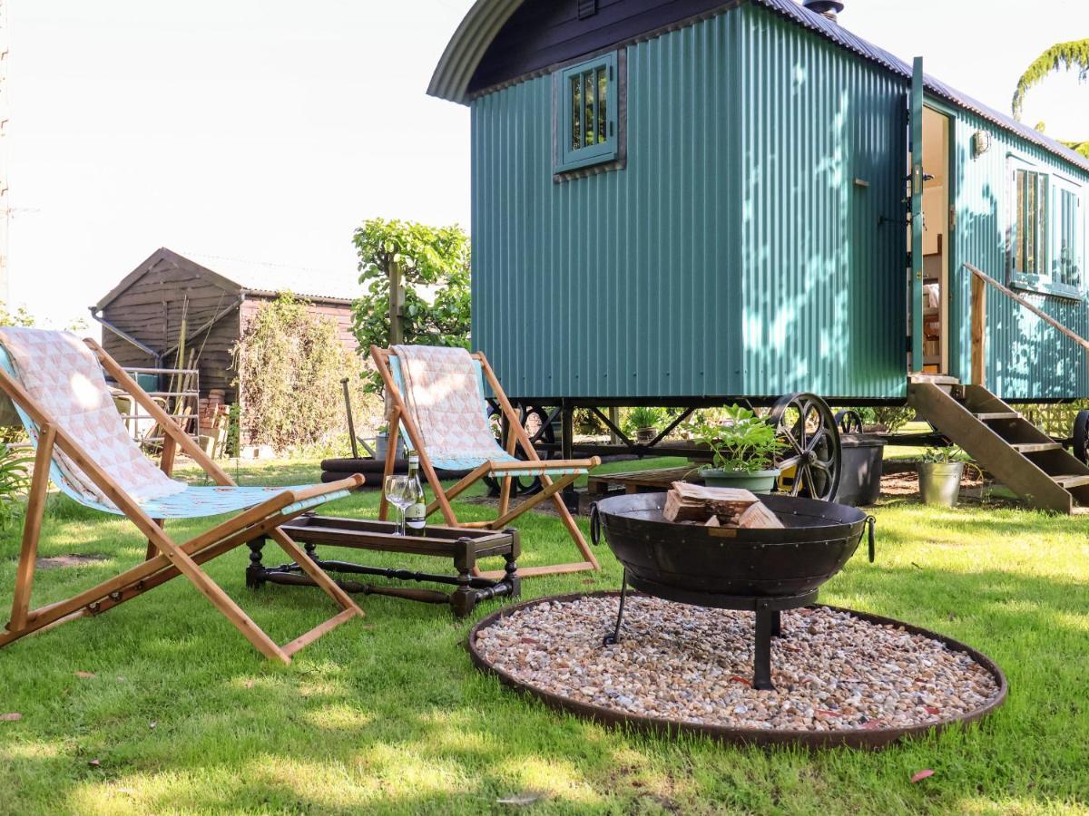 Shepherds Hut At The Hollies Vila Woodbridge Exterior foto