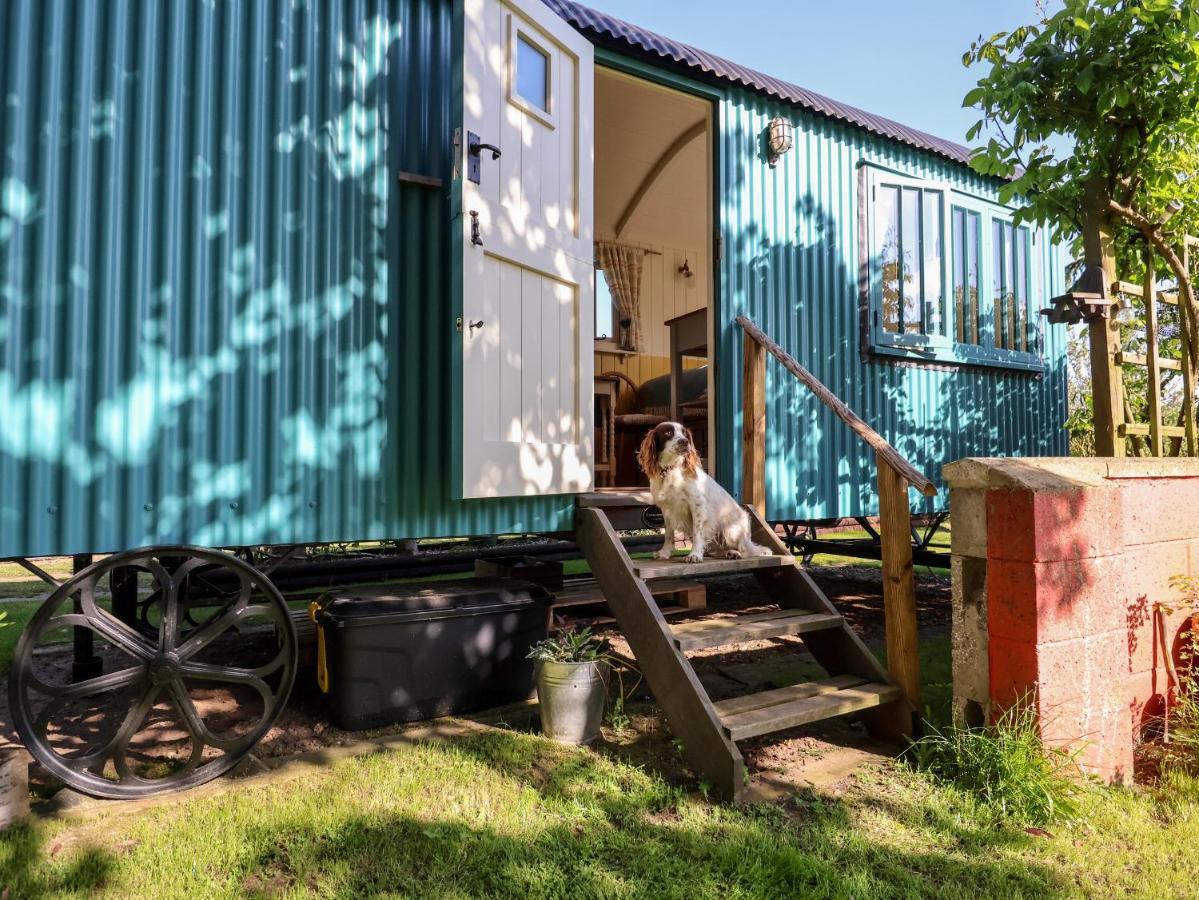 Shepherds Hut At The Hollies Vila Woodbridge Exterior foto